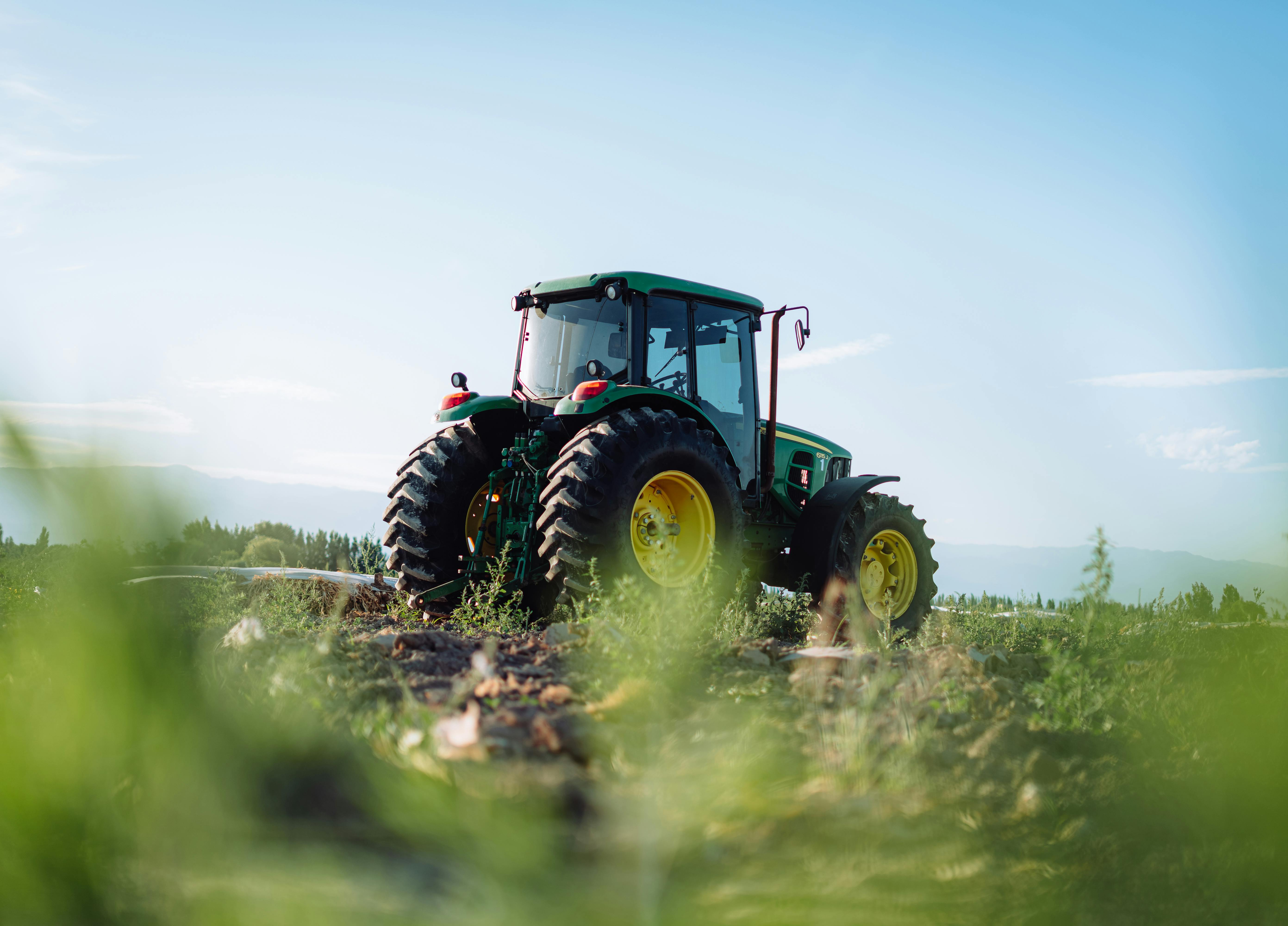 Tractor trabajando en campo argentino